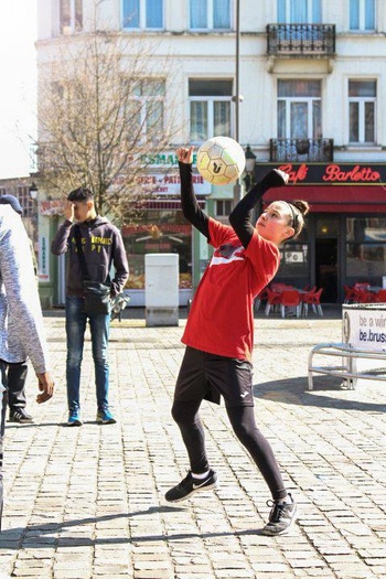 pannaspeelster op het Verzetsplein