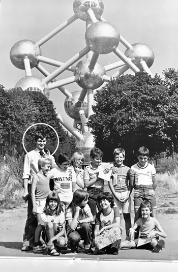 Meteen na zijn afstuderen als onderwijzer, kan Guy Vanhengel aan de slag in de Kakelbontschool bij het Atomium