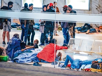 Transmigranten in het Noordstation: de inzet van een politiek steekspel