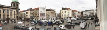 Het gemeenteplein van Molenbeek staat regelmatig vol wildparkeerders