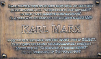 Een gedenkplaat voor Karl Marx aan De Zwaan op de Grote Markt.