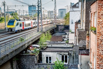 Sporenbundel langs de Vooruitgangstraat. Het geplande viaduct zou dwars door de huizen aan de rechterkant gaan.