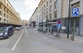 De in onbruik geraakte toegang naar het station Brussel-Centraal op de hoek van Kantersteen en de Stuiversstraat is een ontwerp van Maxime Brunfaut en hoort bij het beschermde Centraal Station als monument.