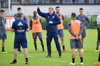 Hein Vanhaezebrouck tijdens de eerste training van RSCA op de oefenterreinen in Tubeke als voorbereiding op het nieuwe seizoen