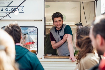 Wim Ballieu in zijn Balls & Glory-foodtruck