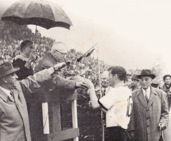 Jules Rimet reikt de wereldbeker in 1954 uit aan de Duitser Fritz Walter. FIFA-voorzitter Rudolf Seeldrayers (met wandelstok) staat uiterst rechts