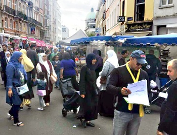 Noureddine Iahrach, lijsttrekker voor Citoyen d'Europe M3E, voert campagne op de Molenbeekse markt