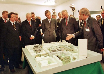 Michel Jaspers draait al lang mee. Hier licht hij de maquette van het Ministerie van Buitenlandse Zaken in de Karmelietenstraat toe, ook al een ontwerp van zijn bureau.