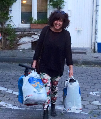 Myriam Berghe, met spullen voor transitmigranten