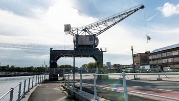 Kraan aan een bouwbedrijf aan de Biestebroeckkaai in Anderlecht.