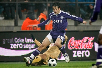Toen de Turkse spits Serhat Akin voor RSC Anderlecht speelde (hier in 2008 tegen Bordeaux) waren er meer Turkse supporters in het Constant Van den Stockstadion. Turkse supp