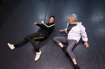 Chris Lomme werkt vandaag met choreografe Lisbeth Gruwez (links) aan de KVS-productie "Révérence"