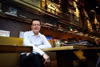 Johan Van den Driessche in de Cercle des Voyageurs voor het interview met BRUZZ