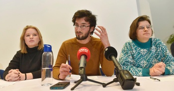 Students For Climate, met Kyra Gantois (links) en Bakou Mertens (midden) en Maïté de Haan (rechts.) Ze leggen uit wat de strategie van S4C is om het Belgische klimaatbeleid radicaal van koers te doen veranderen.