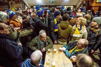 De pintjes gaan vlot over de toonbank in de kantine van Union-Saint-Gilloise