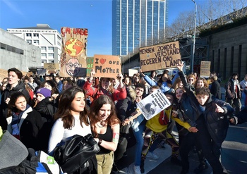 14 februari 2019: Youth for Climate komt voor de zesde opeenvolgende donderdag op straat met de eis voor meer politieke daadkracht inzake klimaat. Ze krijgen steun van hogeschoolstudenten