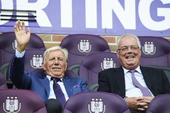 Roger Vanden Stock en zijn neef Philippe Collin op de tribune van RSC Anderlecht in 2016. Vanden Stock was toen nog voorzitter van de club
