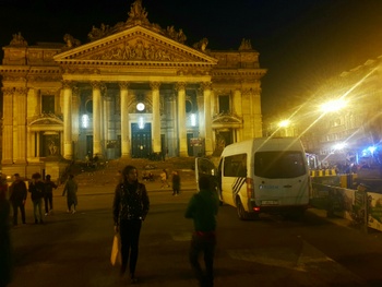 Rond middernacht staat er nog een politiecombi op het Beursplein.