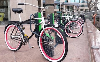 Voorbeeld van een fietsbeugel die "rond het kader van een fiets" wordt geplaatst