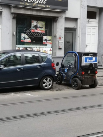 Ampes voertuig, geparkeerd in Schaarbeek