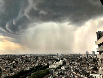 onweer storm boven brussel