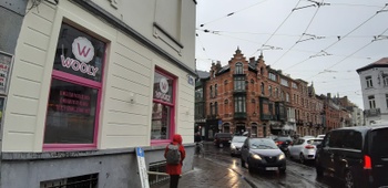 Roze gevel terug wit bakkerij Sint-Gillis