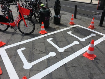 Een eerste stepparking op het H. Kruisplein in Elsene