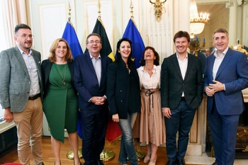 Akkoord Brusselse regering: Pascal Smet (One.Brussels), Elke Van den Brandt (Groen), Rudi Vervoort (PS), Zakia Khattabi (Ecolo), Laurette Onkelinx (PS), Sven Gatz (Open VLD) en Olivier Maingain (DéFI)