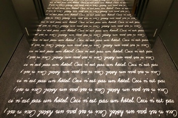 Meininger hotel tapijt Magritte 