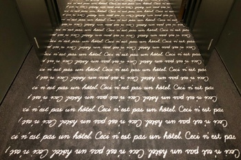 Meininger hotel tapijt Magritte