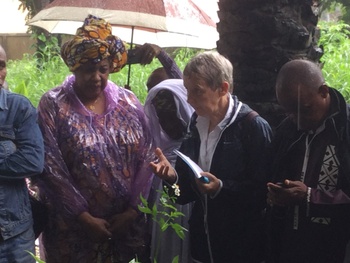 Riet Dhont naast de moeder van Fodé Tounkara in Guinee