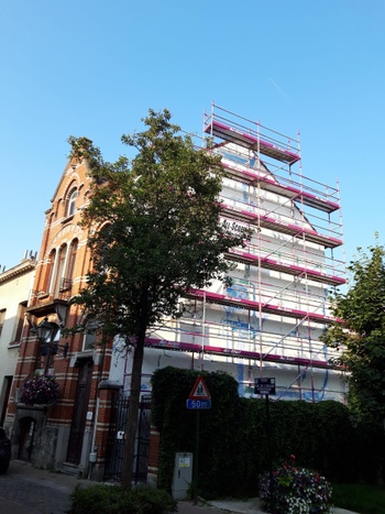 De fresco Fabel siert de hoek van de Kerkstraat en de Joseph Mertensstraat in S.A.-Berchem