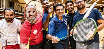 Zuidpaleis: badmintonclub "Les Fous du volant", met tien tot vĳftien Indiase leden, volgens oud-voorzitter Rajj Rudrapathi (midden)
