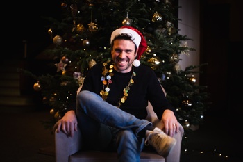 Een kleurenfoto van Bram Van Renterghem bij de kerstboom