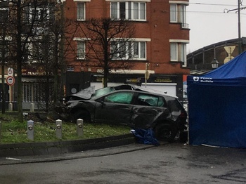 De auto kwam uiteindelijk tot stilstand tegen een boom.