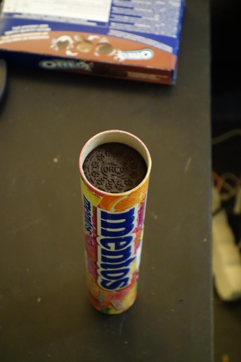 Een mini-Oreo in een Mentos-verpakking