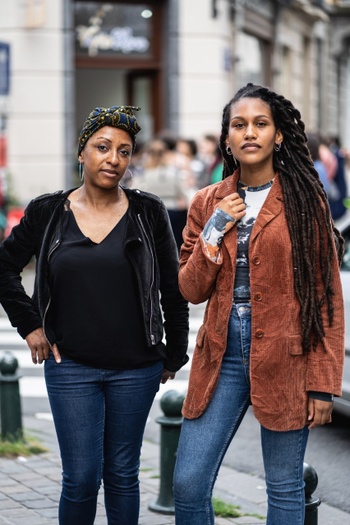 Anne Wetsi Mpoma (links) en Emma-Lee Amponsah (rechts) voor boekenwinkel 'Pépite Blues' tijdens de lancering van het boek 'Being Imposed Upon'