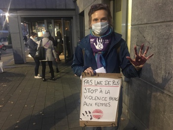 Gemeenteraadslid Joke Vandenbempt (PVDA) nam het initiatief voor de actie. Ze heeft haar hand geverfd, een symbool voor de strijd tegen femicide.