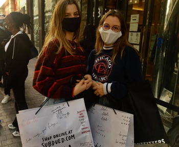 Nichtjes Lucie en Charlotte in de wachtrij voor de Pull & Bear.