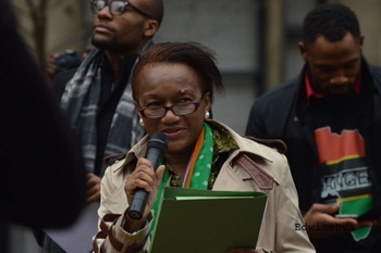 Georgine Dibua tijdens één van de herdenkingen van de afgelopen tien jaar.