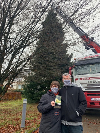 Hoteleigenaars Didier en Brigitte Condat schenken dit jaar de kerstboom voor de Grote Markt