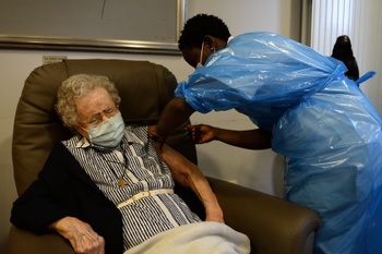 Het eerste Brusselse coronaprikje was voor zuster Lucie Danjou, met 101 jaar de oudste bewoonster van het rusthuis Notre-Dame.