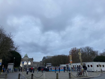 Rij wachtenden aan het coronatestcentrum in het Jubelpark