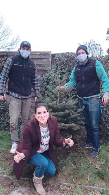 Elisa met de kerstboomleveranciers van Sapi'Vraison.