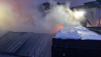 De brand bleef voornamelijk op het dak.