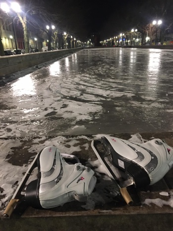 Het niet-officiële schaatsbaantje bevindt zich achter de Koninklijke Vlaamse Schouwburg.