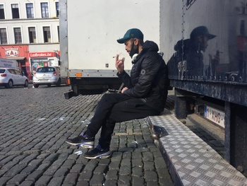 Adel Kader werkt al elf jaar op de markt en zit nu al maanden zonder enige vorm van inkomsten.