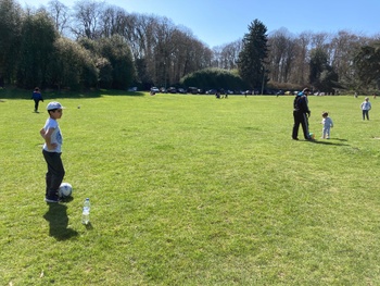 Spelende kinderen in het park van Laken