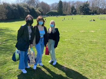 middelbare schoolstudenten in het park