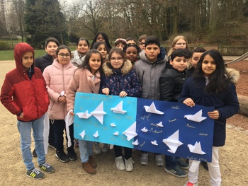 De kinderen van gemeenteschool nummer 13 hebben een kunstwerk gemaakt met vredesduiven.